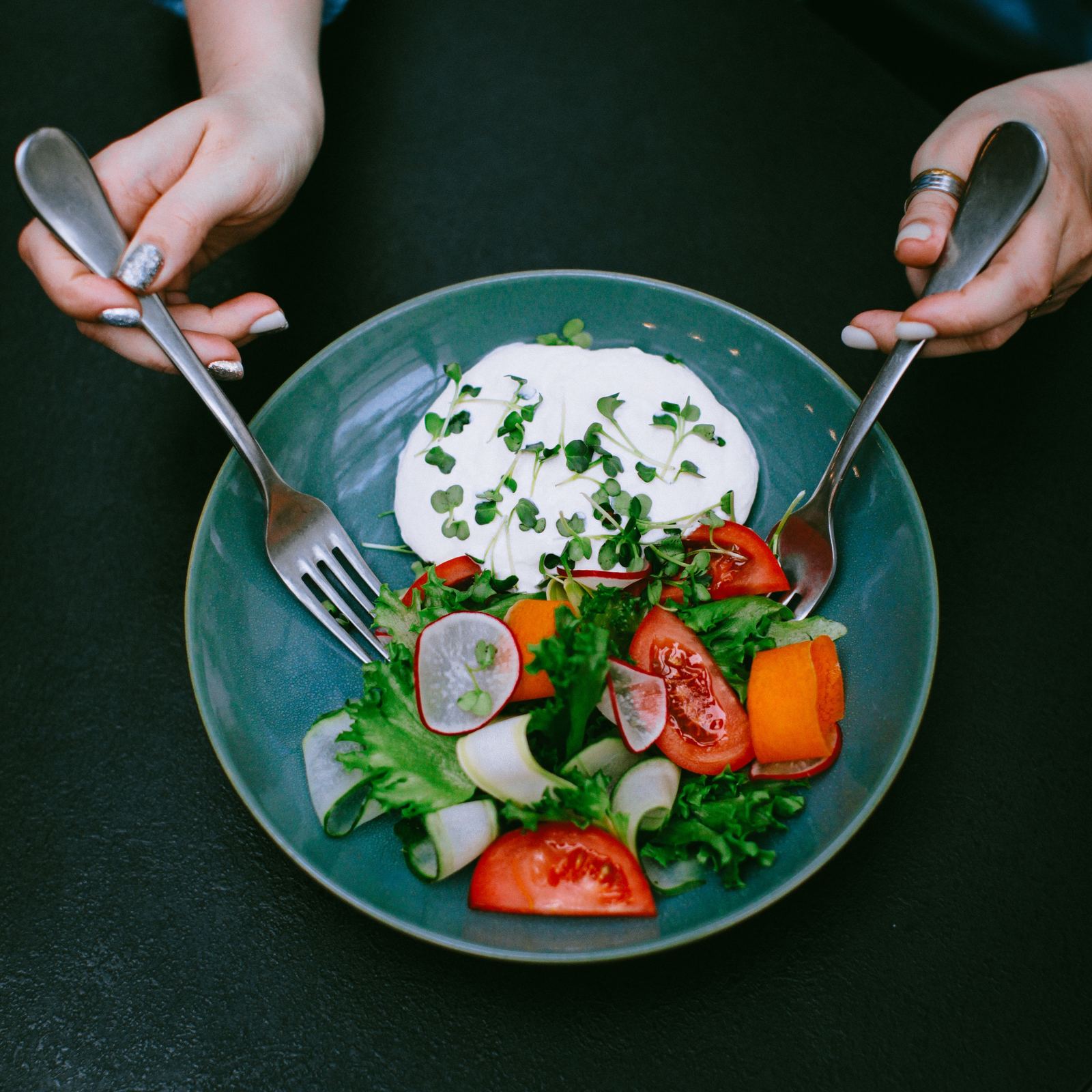 Prato saudável com salada fresca contendo verduras, legumes e alimentos recomendados para proteger os rins